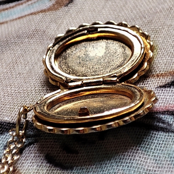 Gold Tone Double Picture Double Sided Locket Embossed Scalloped Edge Necklace - Picture 3 of 13